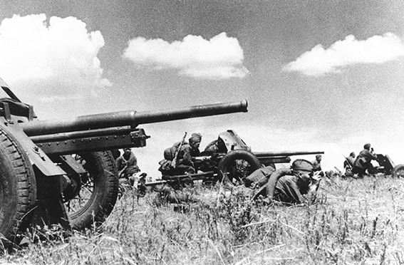 Батарея 45-мм противотанковых пушек ведет огонь прямой наводкой..jpg