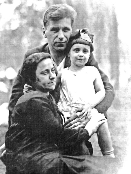 Аржаков с женой и дочерью.jpg