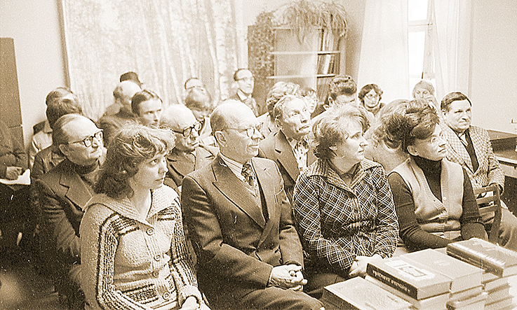 Встреча с рабкорами в редакции газеты 1970 год. Раиса Позамантир в центре2..jpg