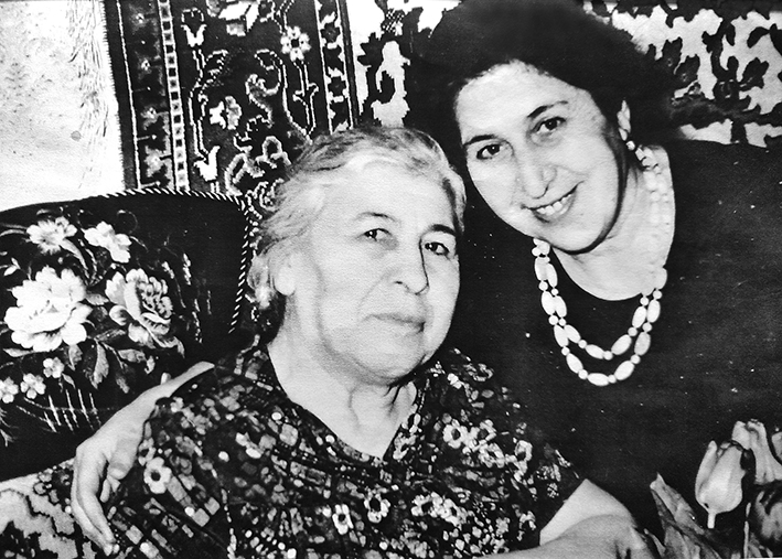 Маргарита Николаевна (справа) со своей мамой Араксией Григорьевной (слева).jpg