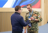 Владимир Якушев вручил партбилеты «Единой России» участникам СВО, победителям предварительного голосования партии в Подмосковье Владимир Якушев вручил партбилеты «Единой России» участникам СВО, победителям предварительного голосования партии в Подмосковье