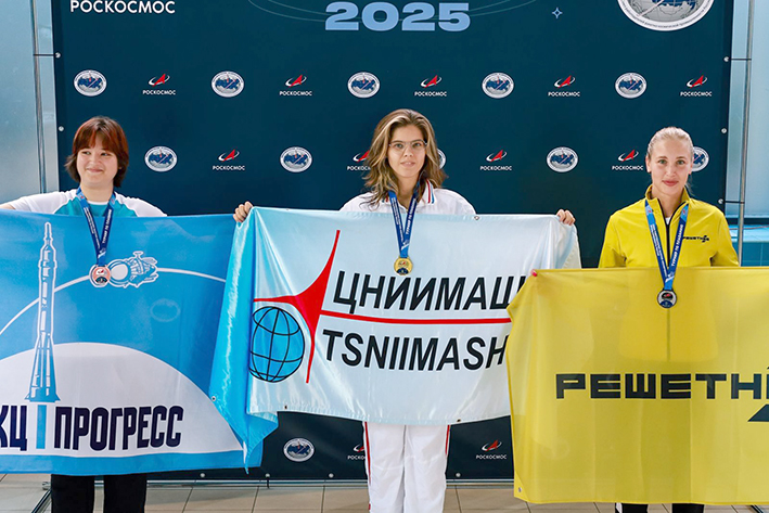 1. В центре Анна Власова Чемпионка Роскосмоса по плаванию.jpg