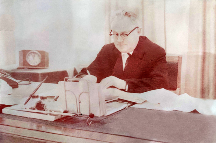 В рабочем кабинете 1970 г..jpg