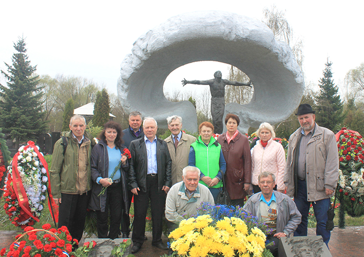 ЛИКВИДАТОРЫ НА МИТИНСКОМ КЛАДБИЩЕ...JPG
