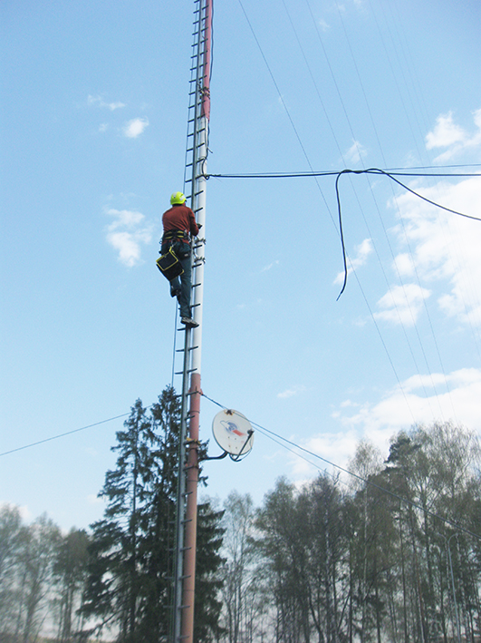 Фото 7. Верхолаз полез на мачту.JPG