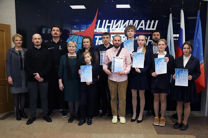 Общее фото с учителями.jpg