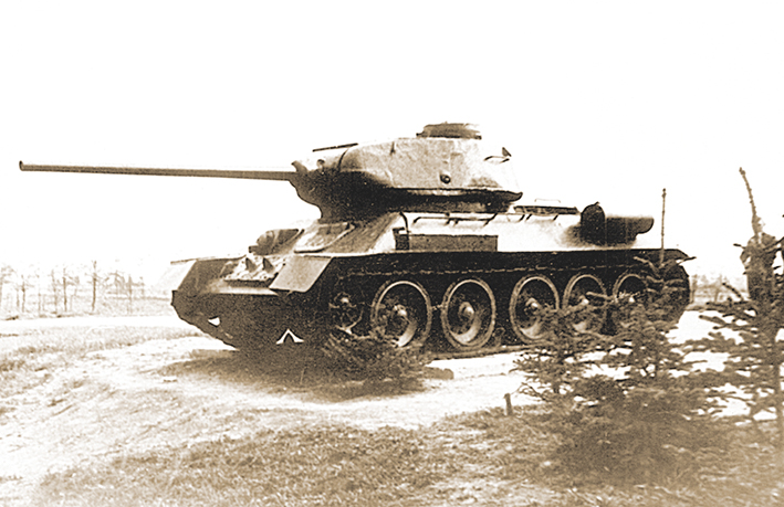 6. 85-мм ЗИС-С-53 на Т-34-85.jpg