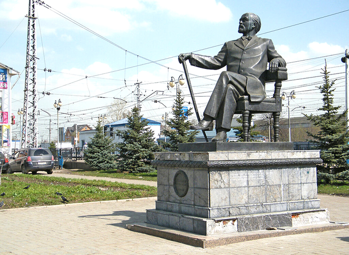 памятник мамонтову на привокзальной площади в Сергиево Посаде.jpg