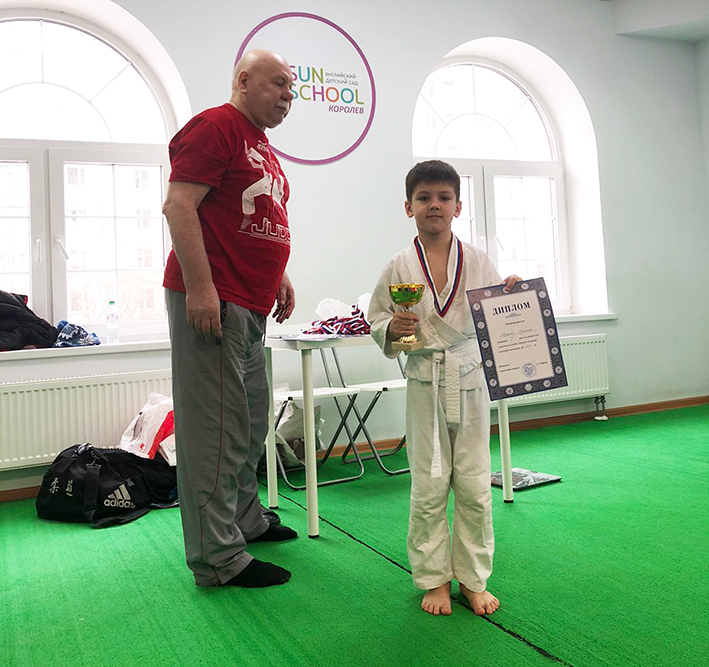 Фото 2. Сергей Маркин награждает Степана Авдеева.jpeg