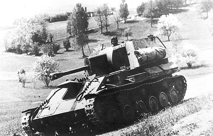 Самоходная установка СУ-76 с 76-мм пушкой ЗИС-3 обр. 1943 г. на исходной позиции в предгорьях Карпат 1944 г..jpg
