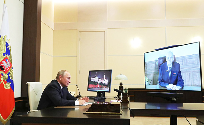 Владимир Путин поздравляет Герберта Ефремова с Днем оружейника. 19 сентября 2020 года Администрация Президента России .jpg