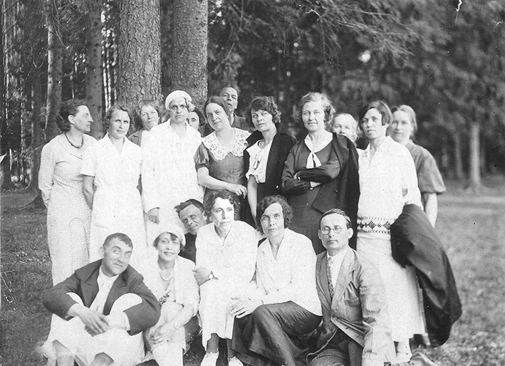 Учителя первой школы 1940 год.jpg