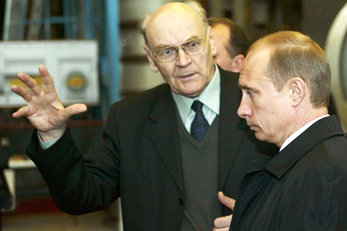 Герберт Ефремов знакомит Владимира Путина с образцами ракетного вооружения для ВВС и ВМФ России. 19 ноября 2002 года.jpg