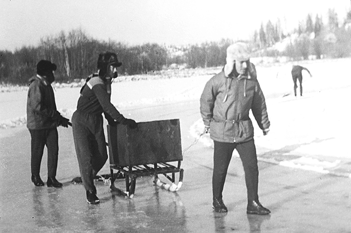 4. Заливка льда. На переднем плане А. Суслин. Фото конца 50-х голов-IMG_9415.jpg