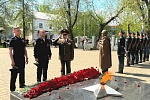 Сотрудники полиции возложили цветы к монументу «Павшим за Родину» в Королёве