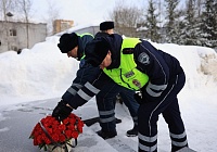 В Королёве сотрудники полиции и общественники возложили цветы к мемориалу сотрудникам, погибшим при выполнении служебного долга