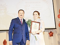 Глава Королёва вручил медикам 10 сертификатов на жильё