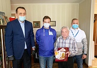 Мобильные телефоны получили ветераны города Мобильные телефоны получили ветераны города